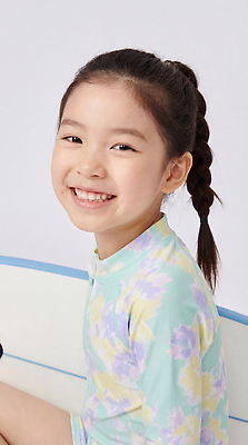 JPG 편집이미지 수영복 어린이 미소 웃음 소녀 여름 서핑보드 준비 의료성형뷰티 편집실사 AI인물포토 AI콘텐츠 옷 계절 여자 표정 사람 보드_스포츠 CG 파일형식 AI포토