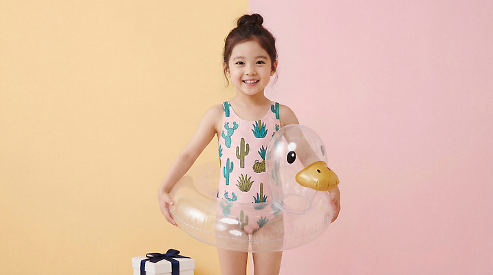 JPG 편집이미지 수영복 어린이 오리 웃음 소녀 여름 즐거움 튜브 오리튜브 의료성형뷰티 편집실사 AI인물포토 AI콘텐츠 옷 계절 여자 감정 조류 표정 사람 CG 파일형식 AI포토