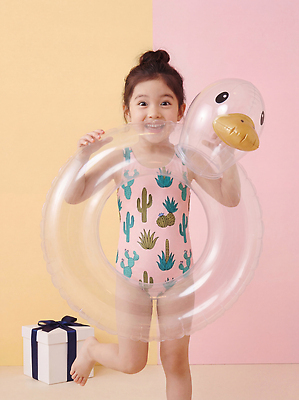 JPG 편집이미지 수영복 어린이 놀이 오리 수영장 선물 웃음 소녀 여름 상자 즐거움 오리튜브 의료성형뷰티 편집실사 AI인물포토 AI콘텐츠 옷 계절 여자 감정 조류 표정 사람 CG 튜브 파일형식 AI포토