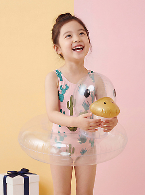 JPG 편집이미지 수영복 어린이 모션 물놀이 놀이 웃음 소녀 여름 수영 즐거움 오리튜브 의료성형뷰티 편집실사 AI인물포토 AI콘텐츠 옷 계절 여자 감정 표정 사람 수상스포츠 CG 튜브 파일형식 AI포토