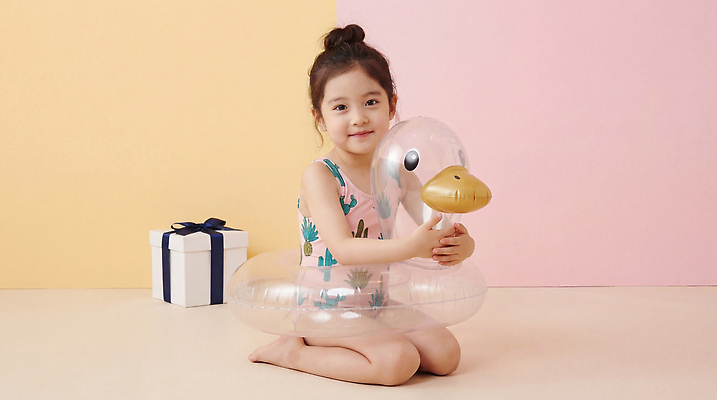 JPG 편집이미지 수영복 어린이 놀이 소녀 여름 친구 촬영 즐거움 놀기 오리튜브 의료성형뷰티 편집실사 AI인물포토 AI콘텐츠 옷 계절 여자 감정 관계 모션 사람 CG 튜브 파일형식 AI포토