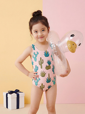 JPG 편집이미지 수영복 어린이 놀이 선물 소녀 여름 수영 즐거움 튜브 오리튜브 의료성형뷰티 편집실사 AI인물포토 AI콘텐츠 옷 계절 여자 감정 사람 수상스포츠 CG 파일형식 AI포토