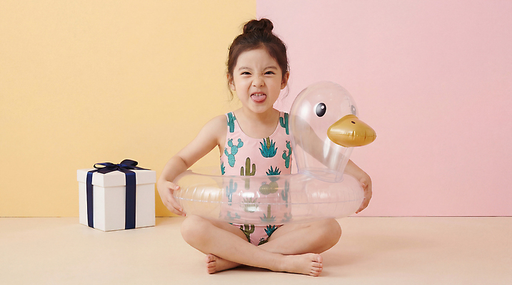 JPG 편집이미지 수영복 어린이 모션 실내 표정 선물 소녀 여름 상자 수영 즐거움 장면 튜브 오리튜브 의료성형뷰티 편집실사 AI인물포토 AI콘텐츠 옷 계절 여자 감정 사람 내부 수상스포츠 CG 파일형식 AI포토