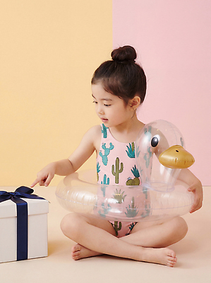 JPG 편집이미지 수영복 어린이 물놀이 놀이 선물 소녀 여름 장난감 수영 호기심 오리튜브 의료성형뷰티 편집실사 AI인물포토 AI콘텐츠 옷 계절 여자 감정 컨셉 사람 수상스포츠 CG 튜브 파일형식 AI포토