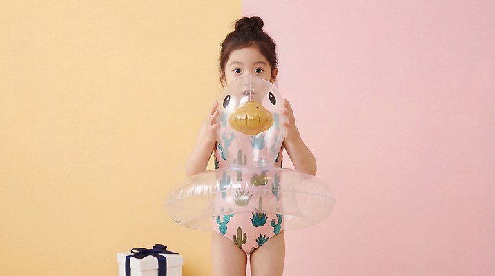 JPG 편집이미지 패션 수영복 어린이 놀이 수영장 소녀 여름 수영 즐거움 튜브 오리튜브 의료성형뷰티 편집실사 AI인물포토 AI콘텐츠 옷 계절 여자 감정 사람 수상스포츠 CG 파일형식 AI포토