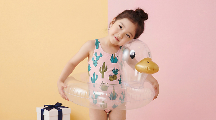 JPG 편집이미지 수영복 어린이 모션 물놀이 놀이 소녀 여름 즐거움 오리튜브 의료성형뷰티 편집실사 AI인물포토 AI콘텐츠 옷 계절 여자 감정 사람 CG 튜브 파일형식 AI포토