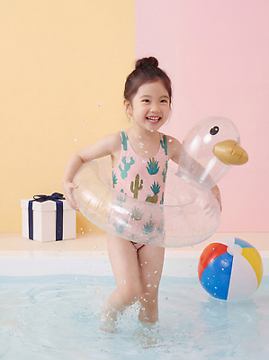 JPG 편집이미지 수영복 어린이 공 물놀이 놀이 수영장 웃음 소녀 물 여름 장난감 즐거움 오리튜브 의료성형뷰티 편집실사 AI인물포토 AI콘텐츠 자연요소 옷 계절 여자 감정 표정 사람 CG 튜브 파일형식 AI포토