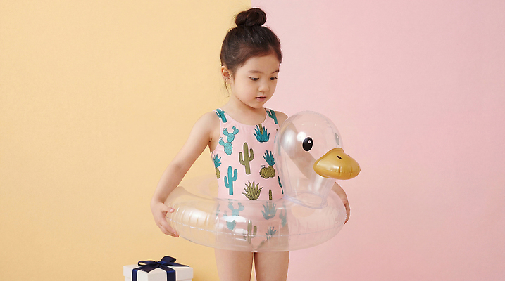 JPG 편집이미지 수영복 어린이 물놀이 놀이 오리 소녀 여름 즐거움 튜브 오리튜브 의료성형뷰티 편집실사 AI인물포토 AI콘텐츠 옷 계절 여자 감정 조류 사람 CG 파일형식 AI포토