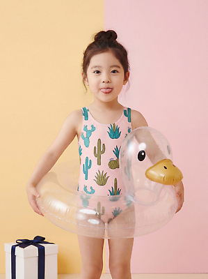 JPG 편집이미지 수영복 어린이 물놀이 놀이 웃음 소녀 여름 수영 즐거움 오리튜브 의료성형뷰티 편집실사 AI인물포토 AI콘텐츠 옷 계절 여자 감정 표정 사람 수상스포츠 CG 튜브 파일형식 AI포토