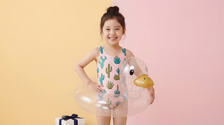 JPG 편집이미지 수영복 어린이 모션 물놀이 오리 수영장 웃음 소녀 여름 수영 즐거움 튜브 오리튜브 의료성형뷰티 편집실사 AI인물포토 AI콘텐츠 옷 계절 여자 감정 놀이 조류 표정 사람 수상스포츠 CG 파일형식 AI포토