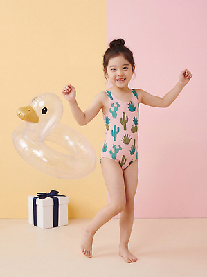 JPG 편집이미지 수영복 어린이 모션 오리 웃음 소녀 여름 수영 기쁨 튜브 오리튜브 의료성형뷰티 편집실사 AI인물포토 AI콘텐츠 옷 계절 여자 감정 조류 표정 사람 수상스포츠 CG 파일형식 AI포토