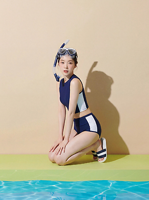 JPG 편집이미지 여자 수영복 스포츠 포즈 수영장 취미 물 여름 수영 스노클링 샌들 즐거움 무릎 수영용품 의료성형뷰티 편집실사 AI인물포토 AI콘텐츠 자연요소 옷 계절 감정 스포츠용품 신발 사람 신체부위 수상스포츠 CG 파일형식 AI포토