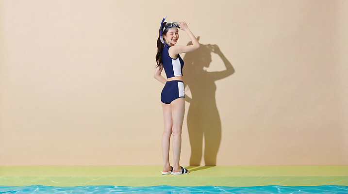 JPG 편집이미지 여자 수영복 모션 수영장 그림자 웃음 뒷모습 물 여름 청춘 햇빛 수영 의료성형뷰티 편집실사 AI인물포토 AI콘텐츠 자연요소 옷 계절 뷰포인트 컨셉 표정 사람 태양 수상스포츠 CG 파일형식 AI포토