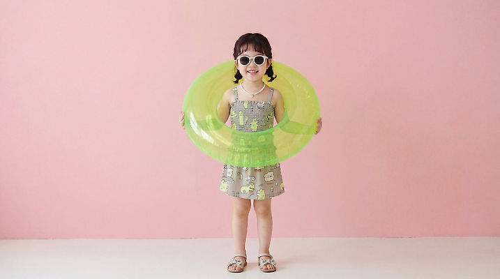 JPG 편집이미지 손 옷 어린이 벽 모션 소녀 야외 여름 선글라스 귀여움 수영 즐거움 튜브 의료성형뷰티 편집실사 AI인물포토 AI콘텐츠 계절 여자 감정 안경 컨셉 사람 신체부위 수상스포츠 CG 파일형식 AI포토