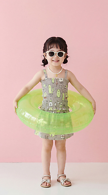 JPG 편집이미지 어린이 가족 모션 소녀 여름 선글라스 수영 즐거움 튜브 아동복 의료성형뷰티 편집실사 AI인물포토 AI콘텐츠 옷 계절 여자 감정 안경 관계 사람 수상스포츠 CG 파일형식 AI포토