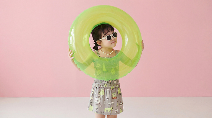 JPG 편집이미지 어린이 포즈 물놀이 소녀 여름 선글라스 반지 즐거움 아동복 의료성형뷰티 분홍색배경 편집실사 AI인물포토 AI콘텐츠 옷 계절 여자 감정 안경 분홍색 백그라운드 장신구 놀이 사람 CG 파일형식 AI포토