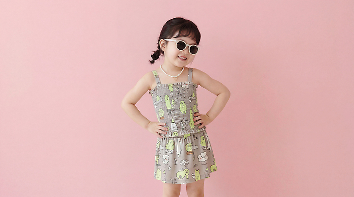 JPG 편집이미지 옷 어린이 포즈 웃음 소녀 여름 선글라스 허리 의료성형뷰티 스타일 편집실사 AI인물포토 AI콘텐츠 계절 여자 안경 표정 사람 신체부위 CG 파일형식 AI포토