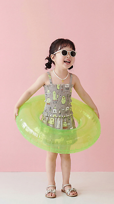 JPG 편집이미지 수영복 어린이 물놀이 웃음 소녀 해변 여름 선글라스 수영 반지 즐거움 의료성형뷰티 편집실사 AI인물포토 AI콘텐츠 옷 계절 여자 감정 안경 바다 장신구 놀이 표정 사람 수상스포츠 CG 파일형식 AI포토