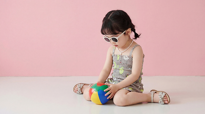 JPG 편집이미지 손 어린이 공 발 실내 앉기 소녀 여름 선글라스 즐거움 아동복 의료성형뷰티 편집실사 AI인물포토 AI콘텐츠 옷 계절 여자 감정 안경 모션 사람 내부 신체부위 CG 파일형식 AI포토