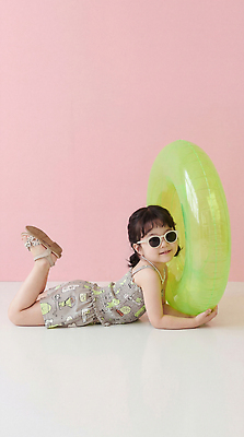 JPG 편집이미지 옷 어린이 장신구 모션 소녀 장식 여름 선글라스 수영 기댐 튜브 의료성형뷰티 편집실사 AI인물포토 AI콘텐츠 계절 여자 안경 사람 수상스포츠 CG 파일형식 AI포토