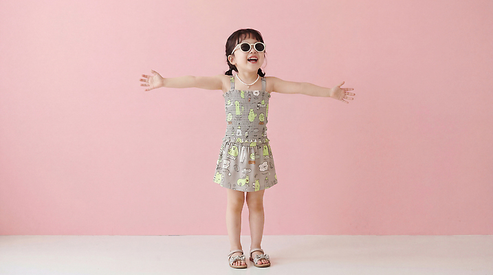 JPG 편집이미지 손 옷 행복 어린이 모션 웃음 소녀 여름 선글라스 즐거움 팔 의료성형뷰티 편집실사 AI인물포토 AI콘텐츠 계절 여자 감정 안경 표정 사람 신체부위 CG 파일형식 AI포토