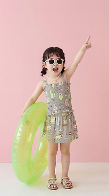 JPG 편집이미지 어린이 웃음 소녀 여름 선글라스 수영 놀이방 즐거움 튜브 의료성형뷰티 편집실사 AI인물포토 AI콘텐츠 계절 여자 감정 안경 표정 사람 수상스포츠 CG 파일형식 AI포토