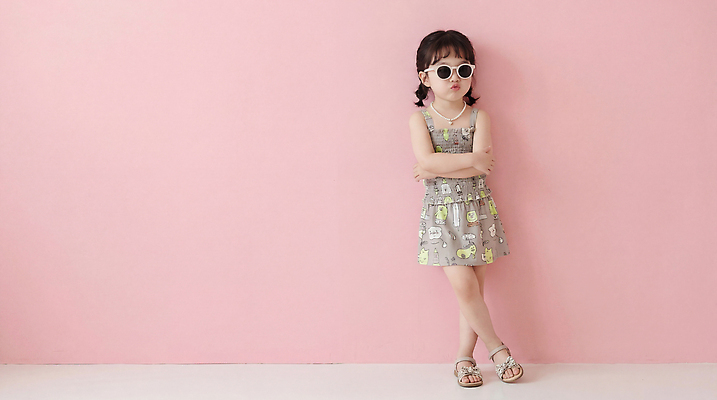 JPG 편집이미지 옷 어린이 벽 실내 사람 소녀 여름 선글라스 팔짱 촬영 찍기 의료성형뷰티 스타일 편집실사 AI인물포토 AI콘텐츠 계절 여자 안경 모션 내부 CG 파일형식 AI포토
