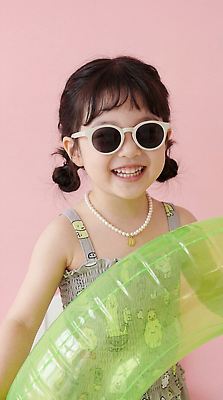 JPG 편집이미지 어린이 장신구 가족 수영장 웃음 소녀 여름 선글라스 즐거움 튜브 놀기 의료성형뷰티 편집실사 AI인물포토 AI콘텐츠 계절 여자 감정 안경 관계 모션 표정 사람 CG 파일형식 AI포토