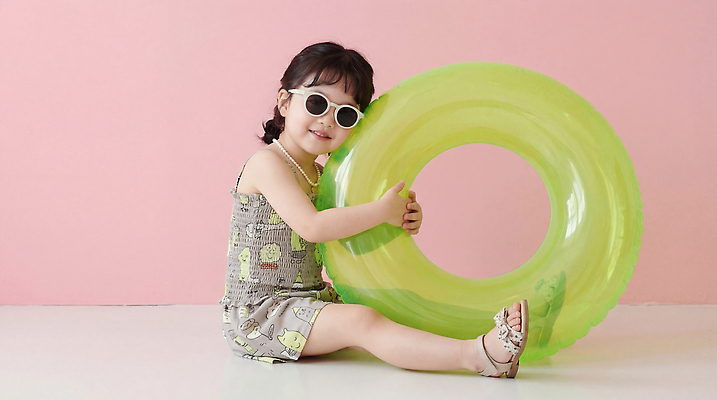JPG 편집이미지 옷 어린이 모션 물놀이 웃음 소녀 여름 선글라스 수영 튜브 의료성형뷰티 편집실사 AI인물포토 AI콘텐츠 계절 여자 안경 놀이 표정 사람 수상스포츠 CG 파일형식 AI포토