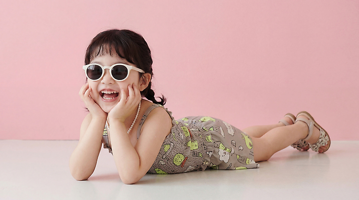 JPG 편집이미지 어린이 표정 웃음 소녀 여름 선글라스 공간 자유 즐거움 오브젝트 의료성형뷰티 편집실사 AI인물포토 AI콘텐츠 계절 여자 감정 안경 컨셉 사람 CG 파일형식 AI포토