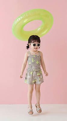 JPG 편집이미지 옷 어린이 모션 웃음 소녀 여름 선글라스 햇빛 즐거움 튜브 의료성형뷰티 편집실사 AI인물포토 AI콘텐츠 계절 여자 감정 안경 표정 사람 빛 CG 파일형식 AI포토