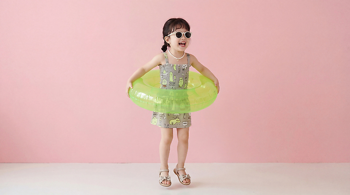 JPG 편집이미지 옷 어린이 모션 웃음 소녀 여름 선글라스 즐거움 튜브 의료성형뷰티 편집실사 AI인물포토 AI콘텐츠 계절 여자 감정 안경 표정 사람 CG 파일형식 AI포토