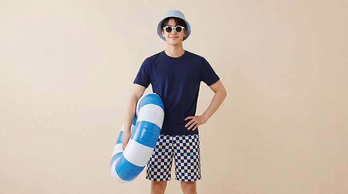 JPG 편집이미지 남자 수영복 물놀이 휴가 여름 선글라스 수영 즐거움 튜브 의료성형뷰티 편집실사 AI인물포토 AI콘텐츠 옷 계절 감정 안경 놀이 사람 수상스포츠 CG 파일형식 AI포토