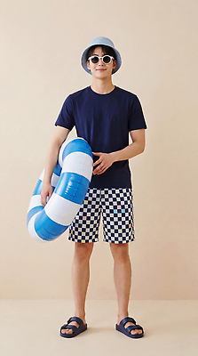 JPG 편집이미지 패션 남자 수영복 휴가 실내 일상 여름 바캉스 선글라스 준비 체크무늬 튜브 의료성형뷰티 스타일 편집실사 AI인물포토 AI콘텐츠 옷 계절 안경 무늬 사람 내부 라이프 CG 파일형식 AI포토