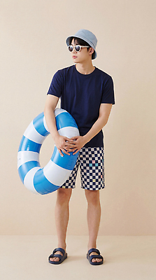 JPG 편집이미지 패션 남자 티셔츠 반바지 휴가 휴식 여름 선글라스 수영 체크무늬 튜브 아이템 의료성형뷰티 편집실사 AI인물포토 AI콘텐츠 계절 안경 컨셉 셔츠 무늬 바지 사람 수상스포츠 CG 파일형식 AI포토