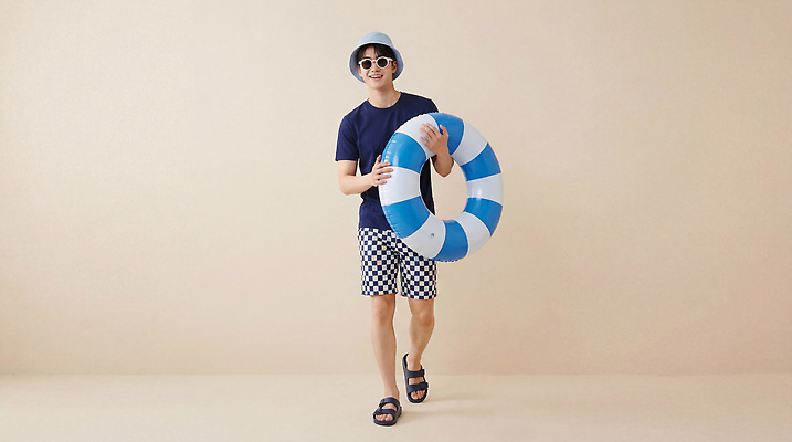 JPG 편집이미지 남자 수영복 포즈 이동 물놀이 휴가 웃음 여름 수영 체크무늬 튜브 의료성형뷰티 편집실사 AI인물포토 AI콘텐츠 옷 계절 컨셉 무늬 놀이 표정 사람 수상스포츠 CG 파일형식 AI포토