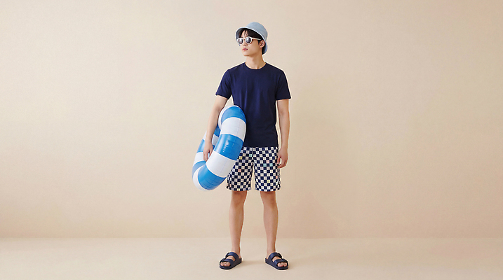 JPG 편집이미지 남자 티셔츠 반바지 모션 휴가 휴식 실내 여름 수영 반팔티셔츠 튜브 의료성형뷰티 편집실사 AI인물포토 AI콘텐츠 계절 컨셉 셔츠 바지 사람 내부 수상스포츠 CG 파일형식 AI포토