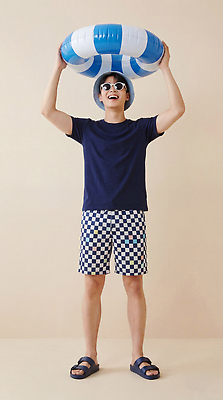 JPG 편집이미지 남자 수영복 반바지 휴가 실내 웃음 여름 즐거움 체크무늬 튜브 의료성형뷰티 편집실사 AI인물포토 AI콘텐츠 옷 계절 감정 무늬 바지 표정 사람 내부 CG 파일형식 AI포토