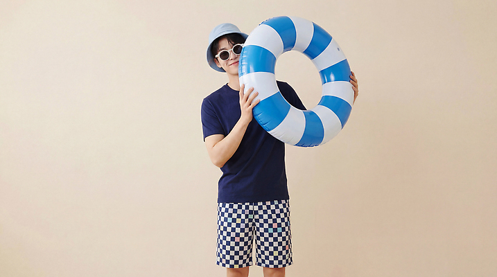 JPG 편집이미지 남자 반바지 휴가 여름 운동복 수영 즐거움 준비 체크무늬 튜브 의료성형뷰티 편집실사 AI인물포토 AI콘텐츠 옷 계절 감정 무늬 바지 사람 수상스포츠 CG 파일형식 AI포토