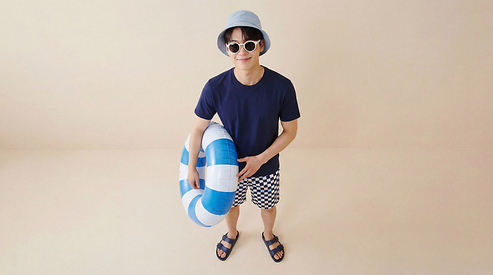 JPG 편집이미지 남자 수영복 모션 물놀이 휴가 여름 선글라스 수영 튜브 의료성형뷰티 편집실사 AI인물포토 AI콘텐츠 옷 계절 안경 놀이 사람 수상스포츠 CG 파일형식 AI포토