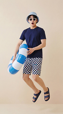 JPG 모델 편집이미지 남자 수영복 모션 물놀이 휴가 실내 표정 여름 점프 즐거움 오브젝트 체크무늬 튜브 의료성형뷰티 편집실사 AI인물포토 AI콘텐츠 옷 계절 감정 무늬 놀이 사람 내부 CG 파일형식 AI포토