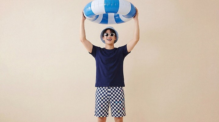 JPG 편집이미지 패션 남자 수영복 물놀이 휴가 여름 기쁨 즐거움 체크무늬 튜브 의료성형뷰티 Sunglasses 편집실사 AI인물포토 AI콘텐츠 옷 계절 감정 무늬 놀이 사람 CG 파일형식 AI포토