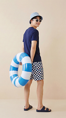 JPG 편집이미지 옷 패션 남자 모션 물놀이 휴가 웃음 여름 방 편안함 샌들 즐거움 체크무늬 튜브 의료성형뷰티 편집실사 AI인물포토 AI콘텐츠 계절 감정 신발 무늬 놀이 표정 사람 감각 CG 파일형식 AI포토