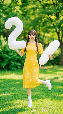 JPG 나무 편집이미지 원피스 공원 여자 웃음 이벤트 초원 여름 숫자 즐거움 풍선 반가움 의료성형뷰티 편집실사 AI인물포토 AI콘텐츠 식물 문자 옷 계절 공공시설 감정 표정 사람 CG 파일형식 AI포토