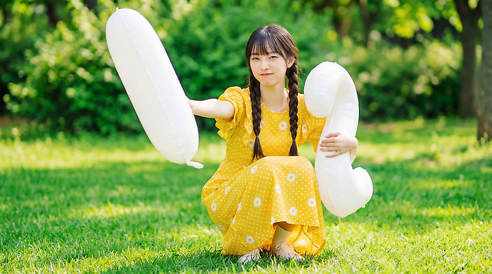 JPG 나무 편집이미지 원피스 공원 여자 모션 자연 웃음 초원 여름 즐거움 의료성형뷰티 편집실사 AI인물포토 AI콘텐츠 식물 옷 계절 공공시설 감정 표정 사람 CG 생태계 파일형식 AI포토