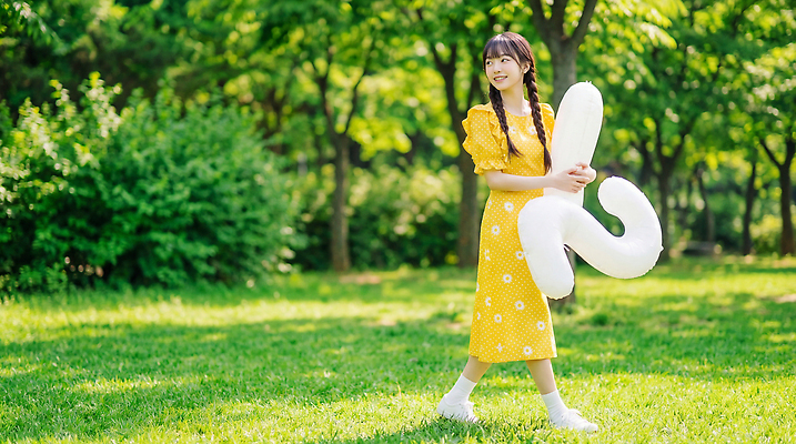 JPG 나무 편집이미지 원피스 공원 여자 여유 모션 웃음 잔디 여름 햇빛 걷기 즐거움 풍선 의료성형뷰티 편집실사 AI인물포토 AI콘텐츠 식물 옷 계절 공공시설 감정 표정 사람 태양 CG 파일형식 AI포토