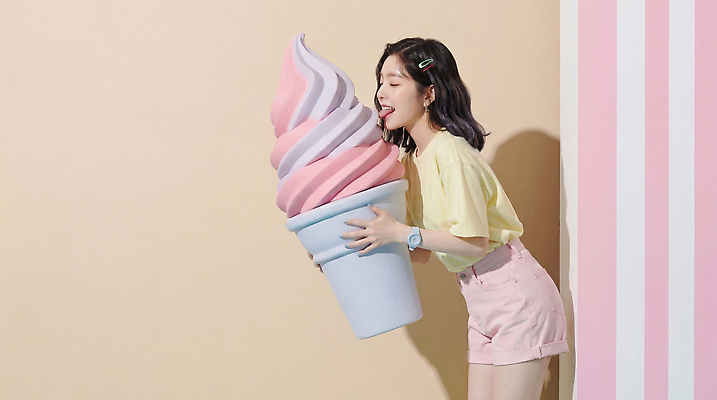 JPG 편집이미지 여자 이동 놀이 휴식 아이스크림 디저트 웃음 여름 시원함 즐거움 소프트아이스크림 의료성형뷰티 편집실사 AI인물포토 AI콘텐츠 계절 감정 음식 컨셉 표정 사람 CG 파일형식 AI포토