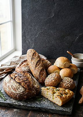 JPG 모양 편집이미지 빵 재료 식탁 아침 종류 숟가락 식탁보 굽기 창가 번 편집실사 AI포토 AI콘텐츠 주간 음식 창문 탁자 수저 구이 CG 파일형식