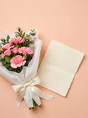 JPG 식물 편집이미지 꽃 종이 꽃다발 포장 선물 이벤트 흰색 축하 편지 카네이션 감사 가정의달 생화 편집실사 AI포토 AI콘텐츠 감정 컬러 컨셉 5월 CG 파일형식