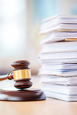 JPG 편집이미지 사무실 업무 사무 판사 문서 법 의사봉 법원 법정 서류더미 편집실사 AI포토 AI콘텐츠 비즈니스 작업 법률가 CG 파일형식 더미